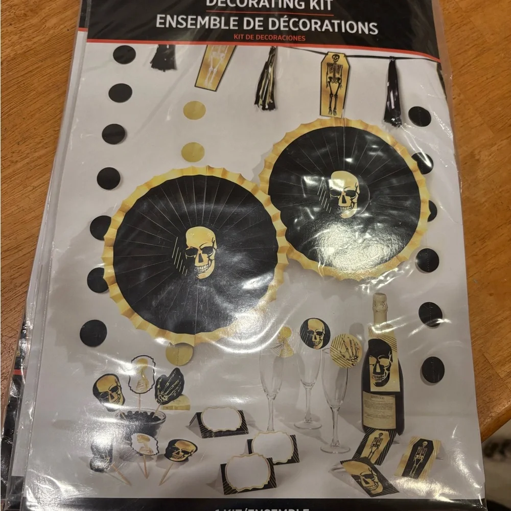 Skull Party Decoration Kit - Black‎ and Gold